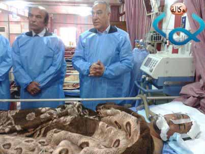 رعد حمودي وفلاح حسن يتفقدان مدرب نادي كربلاء الميت سريريا في مشفاه +صورة