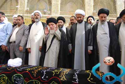 المرجع الحكيم يصلي على جثمان رجل دين بارز في النجف الاشرف +صورة
