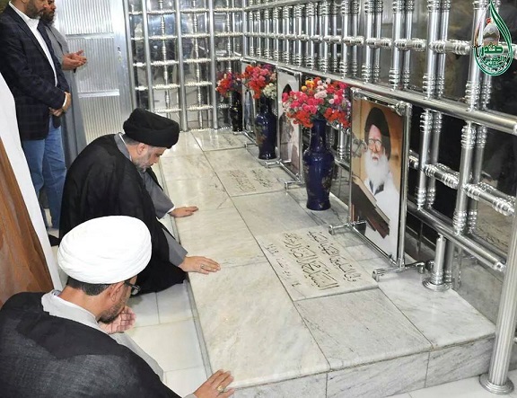 السيد مقتدى الصدر يزور مرقد والده  السيد محمد الصدر(مصور)