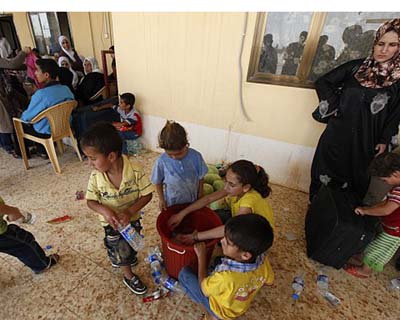 ديوان الوقف الشيعي يقدم مساعدات إنسانية إلى العوائل النازحة من سوريا