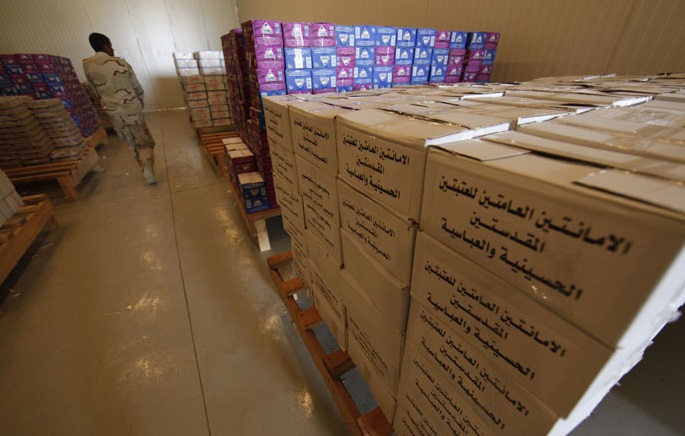 شاهد بالصور :علب كارتونية تحمل اسم العتبتين الحسينية والعباسية في جبهات القتال وللعوائل التي لايصلها الغذاء