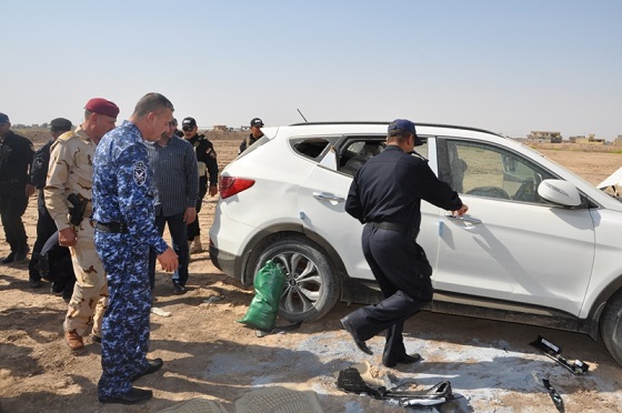 شرطة واسط تكرم احد منتسبيها مبلغ مليون دينار لكشفه سيارتين مفخختين في احدى نقاط التفتيش+صور السيارتين