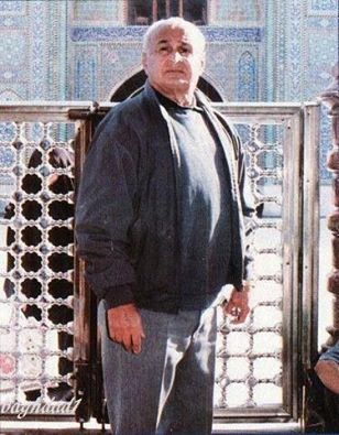 صورة ارشيفية نادرة لشيخ المدربين العراقيين عمو بابا وهو في مرقد الامام الحسين عليه السلام