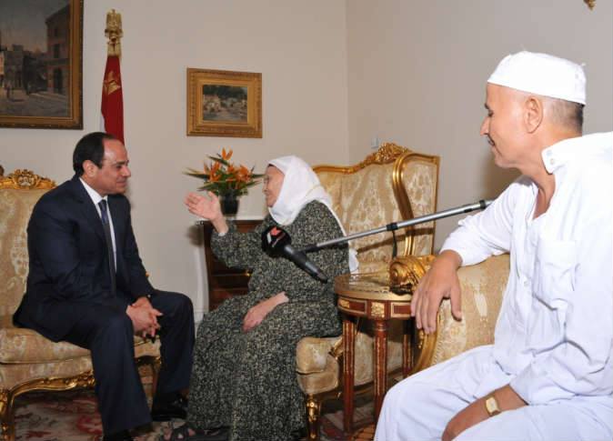 السيسي يلتقي بتسعينية كفيفة تبرعت بقرطها الذهبي لصالح صندوق «تحيا مصر»