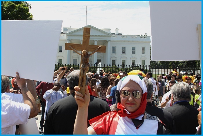 بالصور :تظاهرة امام البيت الابيض لدعم المسيحيين في العراق