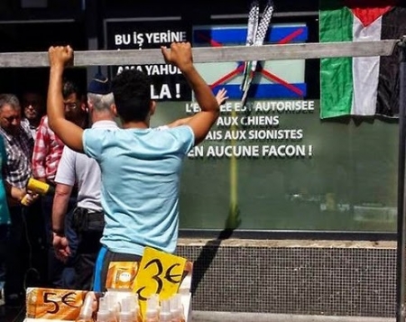 صاحب مقهى بلجيكي : "الدخول للكلاب مسموح.. وللصهاينة ممنوع"