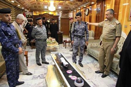 بالصور.. شرطي يصنع جهازا لكشف وفحص العجلات بشكل دقيق