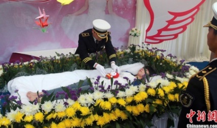 صينية تقيم جنازة لنفسها لتعرف مقدار محبة أصدقائها !+صورة