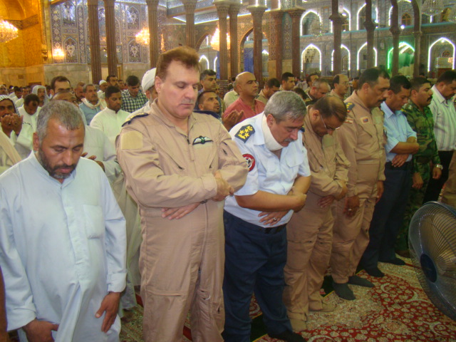 بالصور: ابطال القوة الجوية العراقية يؤدون صلاة مشتركة في حرم الامام الحسين ويتعاهدون على النصر