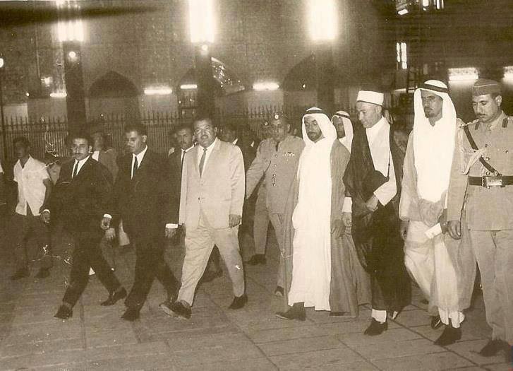 بالصورة:الشيخ زايد أل نهيان رئيس دولة الأمارات العربية المتحدة في ضيافة الأمام الكاظم (ع) عام 1973