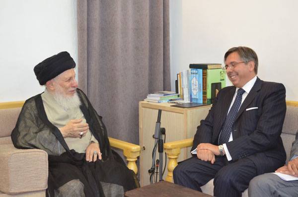 المرجع الحكيم  يستقبل السفير الايطالي ببغداد ويدعو الى تجفيف منابع الارهاب والتطرف