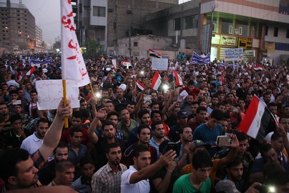 بالصور:تظاهرات سلمية في كربلاء تفوض حيدر العبادي بتغيير الدستور وتصحيح مسار العملية الديمقراطية