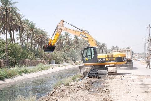 بلدية كربلاء حملات مكثفة لتنظيف الحي الصناعي والأحياء السكنية مع كري الأنهر