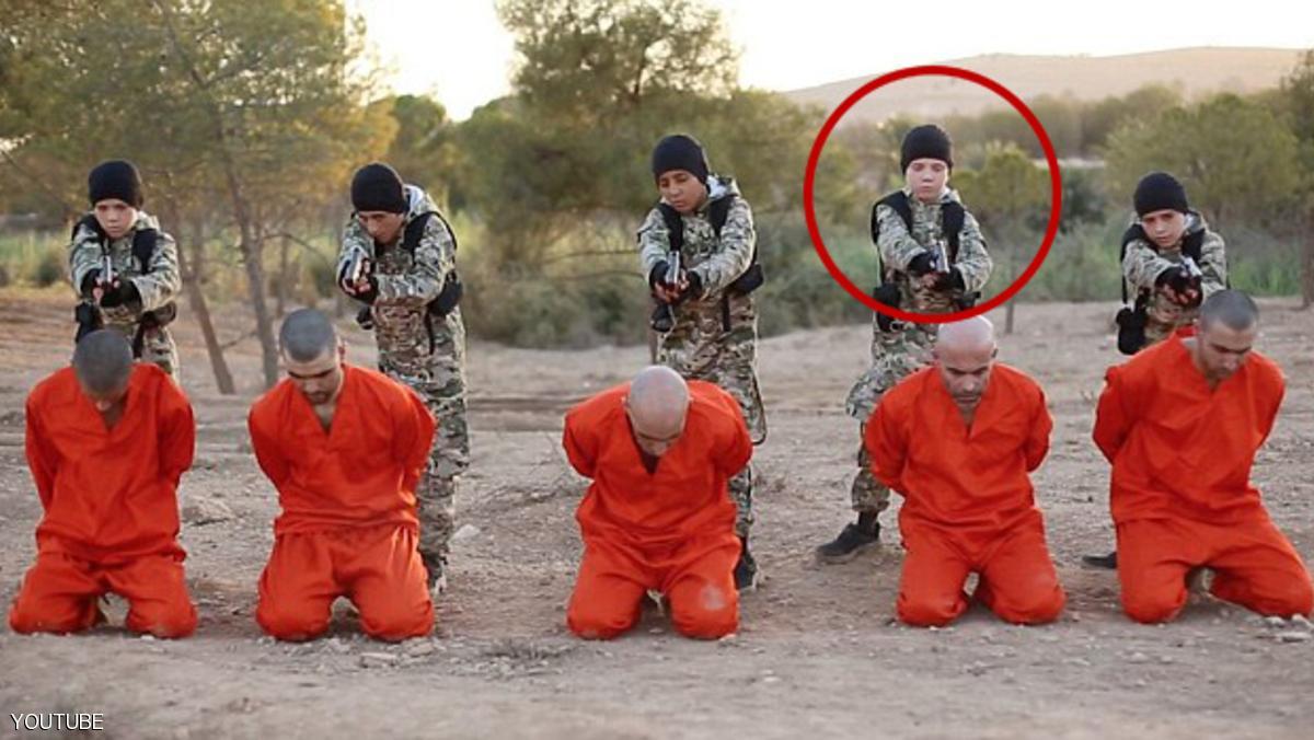 صدمة أب بريطاني فوجئ بطفله "يعدم" سجينا بسوريا