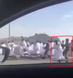 بالفيديو: الامن السعودي يلاحق حجاج بيت الله الحرام من اجل ان يمر موكب امير سعودي