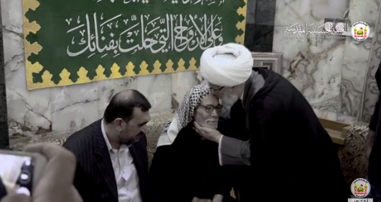 الشيخ عبد المهدي الكربلائي يستقبل والد (خمس شهداء) ويقبله من راسه