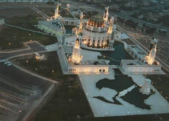 مفتي اهل السنة يكذب قناة الشرقية ويصفها بالمثيرة للفتنة وينفي سيطرته على جامع ام القرى