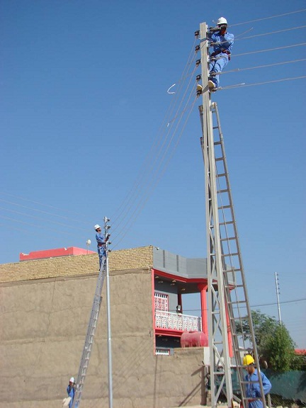 في كربلاء المقدسة :أكثر من ألف عمود لنصب الشبكة الكهربائية لحي الإطارات (مصور)