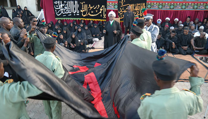 شاهد بالصور:راية قبة الامام الحسين في كربلاء ترتفع في سماء نيجيريا