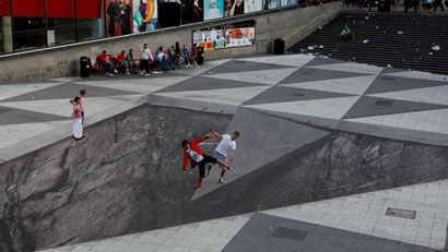 حفرة مساحتها 18 مترا تبهر العالم وسط استوكهولم