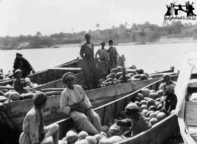 صورة ارشفية لبائعي الرقي في بغداد قبل 83 سنة