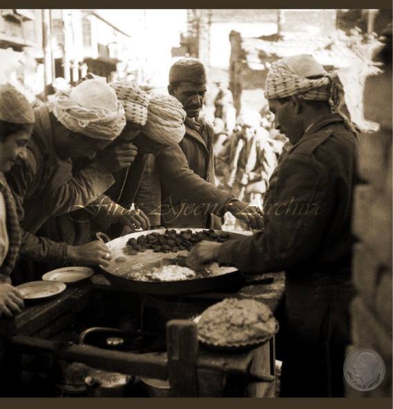 صورة من ارشيف :البغداديون ياكلون (باقلاء بالدهن) عام 1937