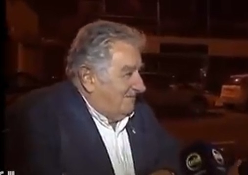 بالفيديو : مشرد يستجدي أفقر رئيس بالعالم .. شاهد كيف تصرف