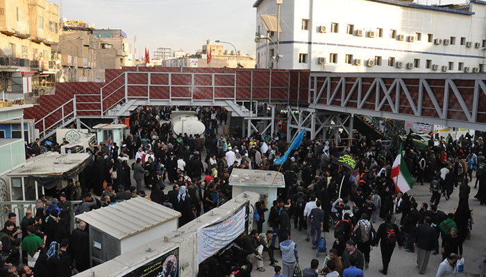 بالصور:متبرع ينصب اربع جسور متحركة قرب المرقدين بكربلاء  لتخفيف الزخم عند ابوابهما