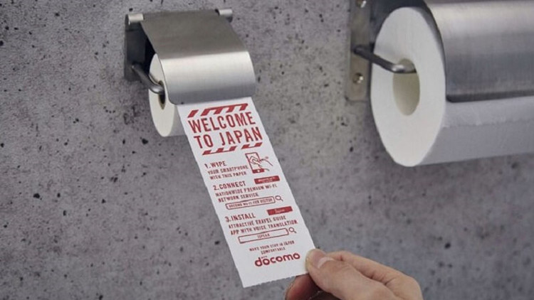 فقط في اليابان.. ورق مراحيض للهواتف المحمولة