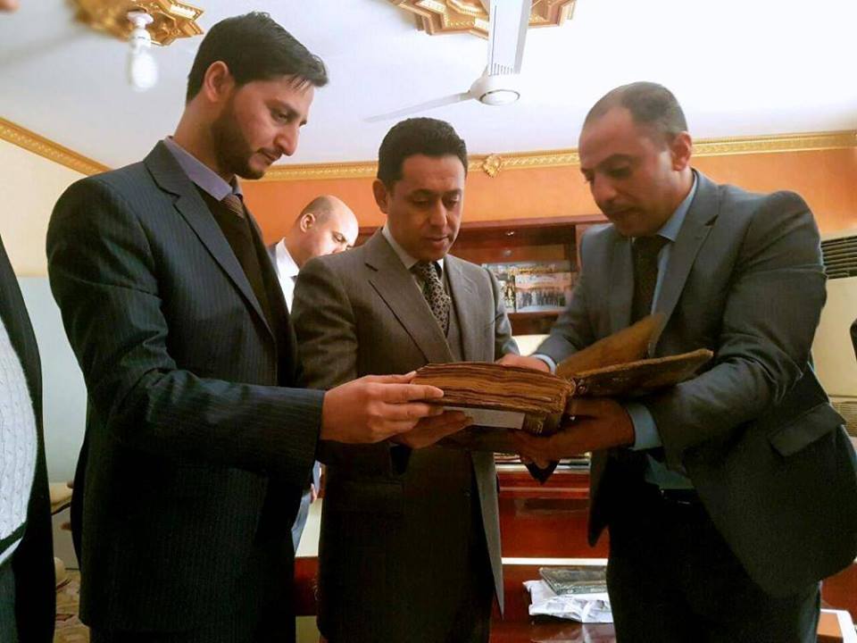 كربلاء:مخطوطتين ثمينتين تُهدى للعتبة العباسية المقدسة