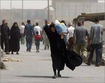 بلدية الصدر تطالب قوات الجيش العراقي بالتعاون مع الدوائر الخدمية وتقليل العوائق في الطرق