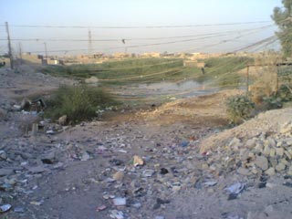 حي شهداء سيف سعد في كربلاء  قرر اللجوء الى القلم لايصال همه الى المسؤولين