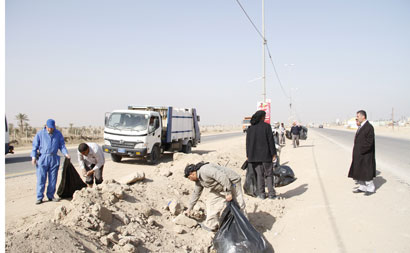 العتبتان الحسينية والعباسية تقومان بحملة شاملة لرفع النفايات بالطرق الخارجية المؤدية الى كربلاء