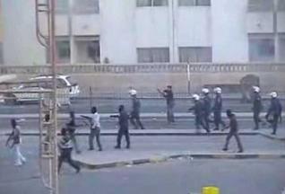 قوات مكافحة الشغب تساندها قوات سعودية تداهم منازل ومساجد ورياض اطفال في منطقة الجمرة بالبحرين