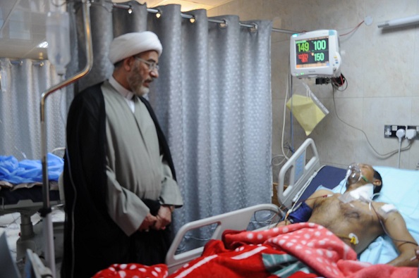 وكيل رئيس ديوان الوقف الشيعي يتفقد جرحى التفجيرات الاجرامية في مدينة الصدر