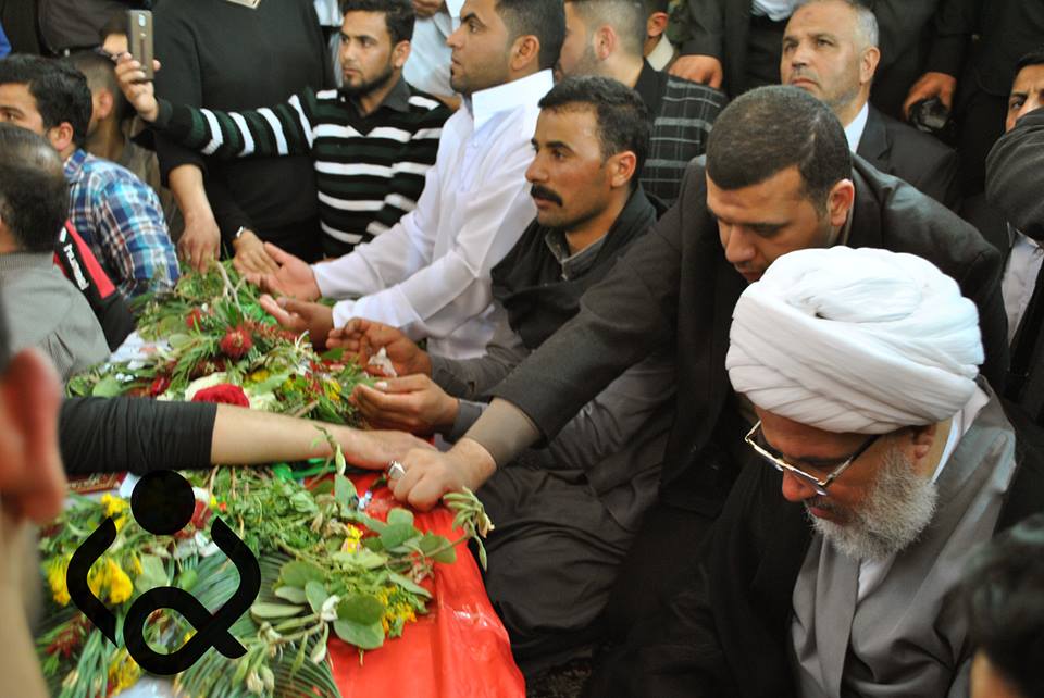 بالصور :ممثل المرجع السيستاني يشارك بتشييع احد شهداء لواء علي الاكبر