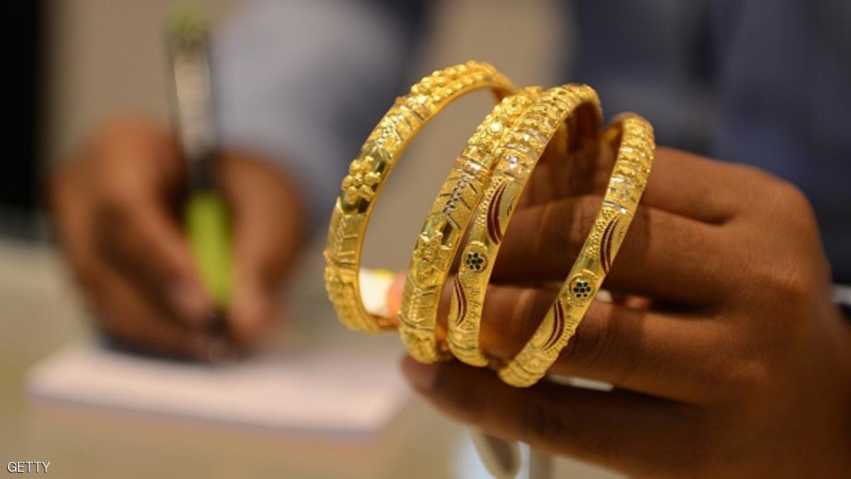 انخفاض سعر الذهب وتماسكه فوق أعلى مستوى في شهر