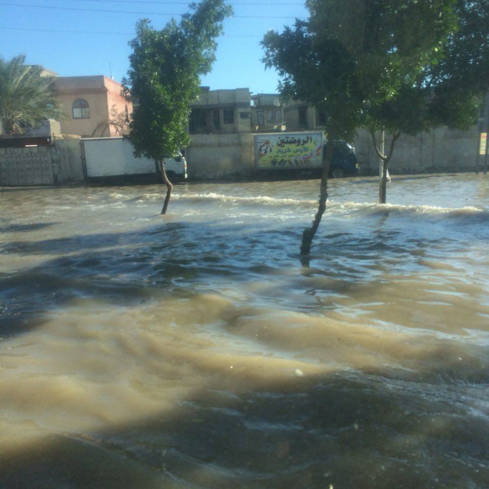 بالصور: شوارع كربلاء تتحول الى بحيرات ومسابح ومواطنون ينتقدون التلكؤ الحكومي