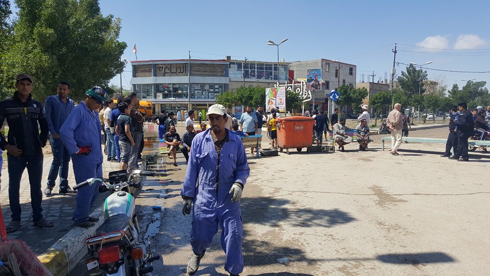 عاجل: قطع طريق عام من قبل الاهالي وسط كربلاء احتجاجاً على غرق منطقتهم السكنية (مصور)