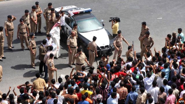 الكويت تبعد 41 الف اجنبي وتمنعهم من دخول البلاد