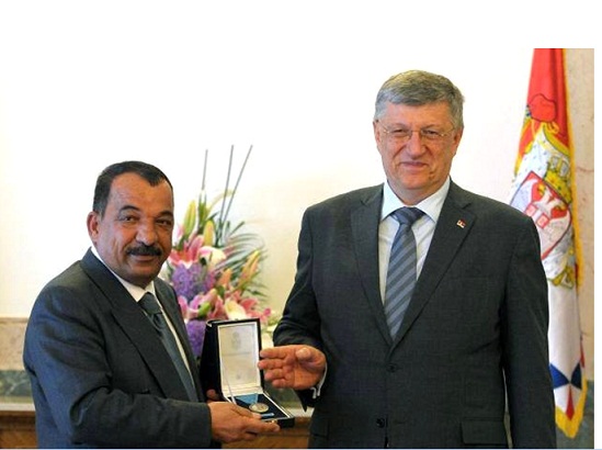 الرئيس الصربي يمنح استاذ عراقي ميدالية فضية لتمييزه +صورة