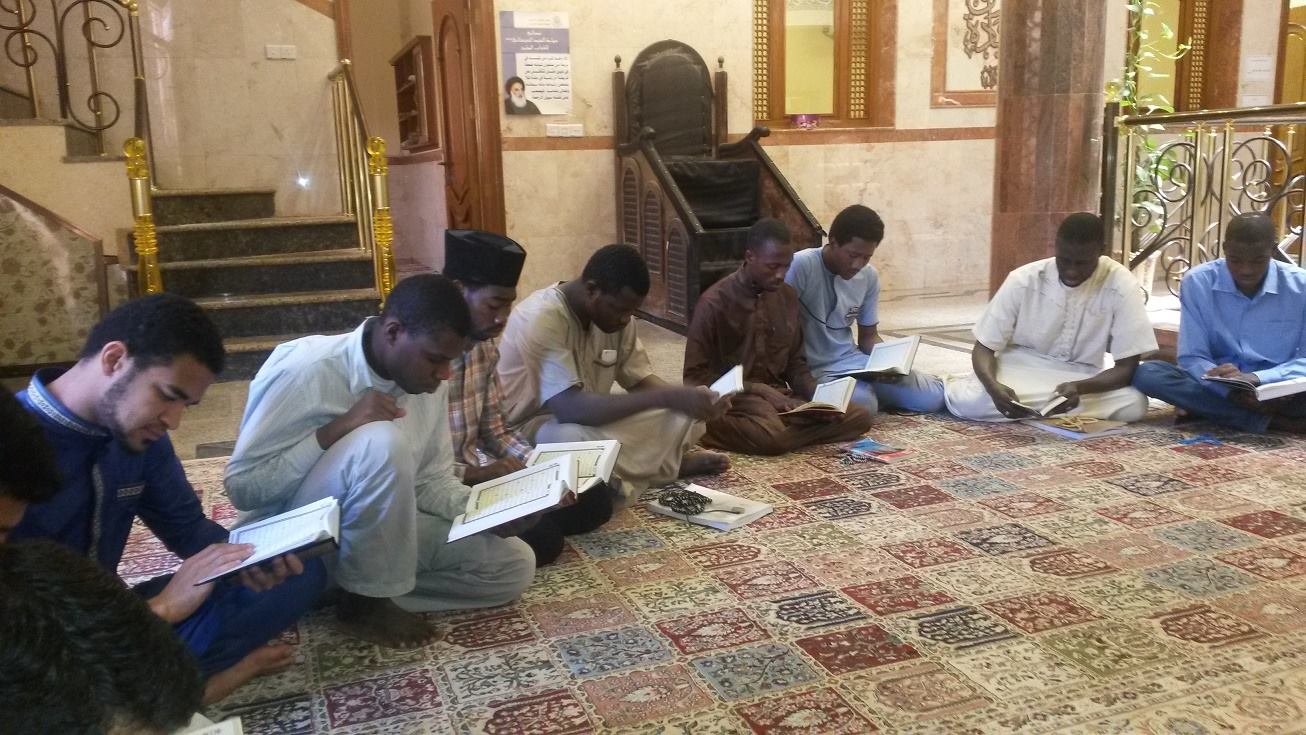 طلاب افارقة في كربلاء :السيستاني قائدنا (مصور)