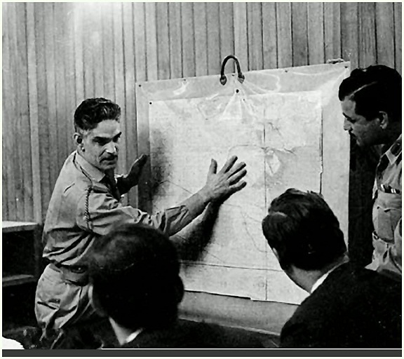 صورة ارشيفية لعبد الكريم قاسم وهو يخطط لبناء بغداد حديثة