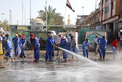 كربلاء :حملة غسل وتنظيف شوارع مركز المدينة القديمة (مصور)