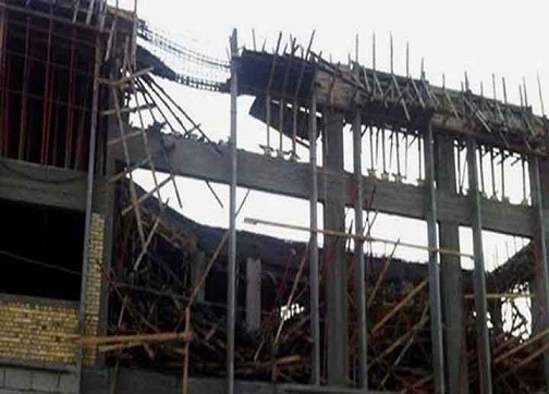 البصرة :إصابة  4 عمال في انهيار جزئي لمبنى مدرسة ابتدائية تحت الإنشاء بالقرنة (مصور)