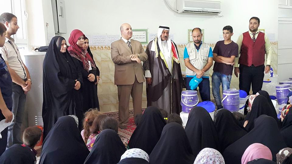 ممثل بعثة الأمم المتحدة في كربلاء يشرف على توزيع مساعدات للعوائل المهجرة بالمحافظة