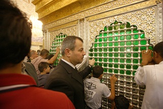 عدسة (نون) تلتقط صورا لوزير التخطيط العراقي وهو يؤدي مراسيم زيارة مرقد الامام الحسين