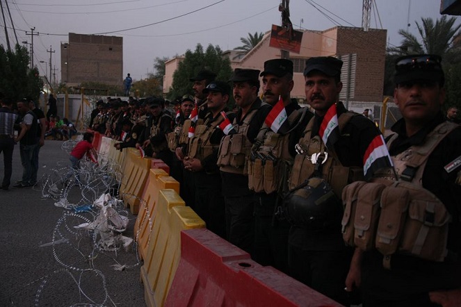 قوة امنية تعتقل متظاهرين في كربلاء بعد محاولتهم الاعتصام امام مبنى المحافظة