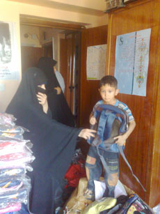 مبرة الاخاء الخيرية توزع مسلتزمات دراسية وملابس للايتام والمتعفيين في كربلاء(مصور)