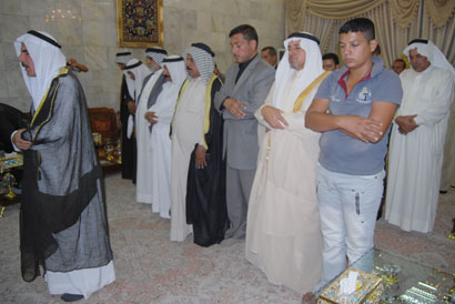 زعماء ووجهاء القبائل في صلاح الدين وديالى يؤدون صلاة الجماعة في الصحن الحسيني الشريف+ صورة